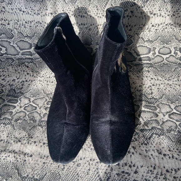 Velour ankle booties with floral design - Picture 4 of 6